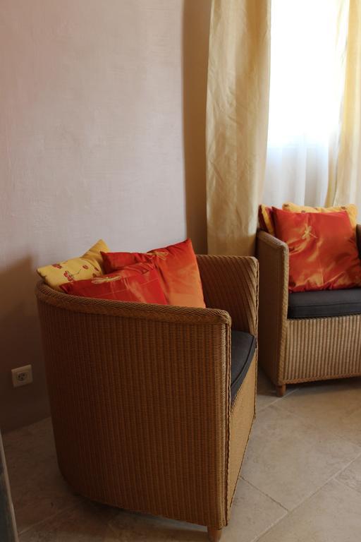 Sous Les Platanes B&B Chateaurenard Ruang foto